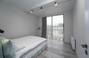 2 多间卧室、办公桌、隔音、熨斗/熨衣板