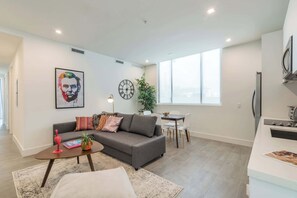 Smart TV - Elegant SoBe 2 Bedroom Apartment (Miami Beach)