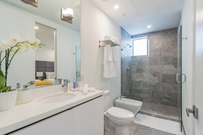 Douche, séchoir à cheveux, serviettes fournies