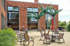 Outdoor dining - The Shoreline Vibe at Central Lofts (South Haven)