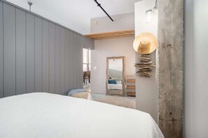 1 bedroom, iron/ironing board, free WiFi, bed sheets - The Shoreline Vibe at Central Lofts (South Haven)