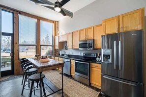 Frigorífic, microones, forn i placa de cuina 