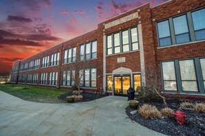 Exterior - The Shoreline Vibe at Central Lofts (South Haven)