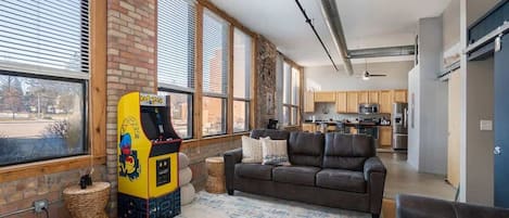 智能電視、壁爐、電子遊戲、足球機