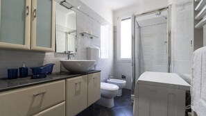 公寓 (1 Bedroom) | 浴室 | 淋浴設備、坐浴桶、提供毛巾