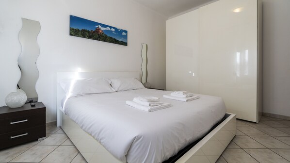 Apartment (1 Bedroom) | 1 bedroom, desk, laptop workspace, iron/ironing board