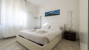 Leilighet (1 Bedroom) | 1 soverom, skrivebord, skrivebord for bærbar PC og strykejern/-brett