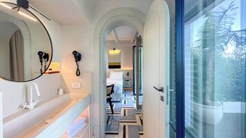 Deluxe Room, Sea View | Premium bedding, in-room safe, desk, laptop workspace