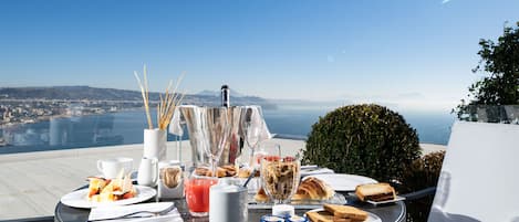 Petit déjeuner complet compris tous les jours