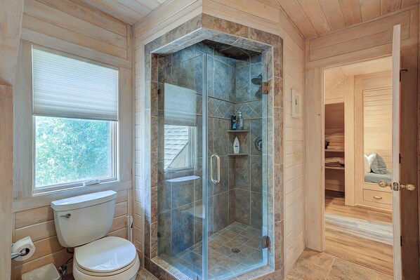 Shower, jetted tub, hair dryer, towels