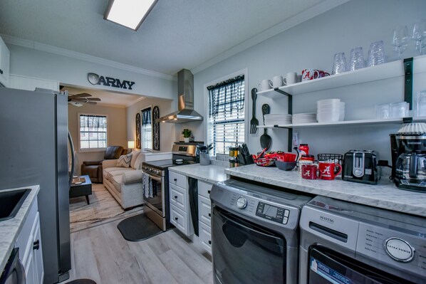 Fridge, microwave, oven, stovetop - Turner Round - Book for 30 or more days! Quiet Complex. (Tuscaloosa)