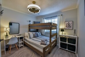 2 makuuhuonetta, työpöytä, silitysrauta/-lauta, Wi-Fi