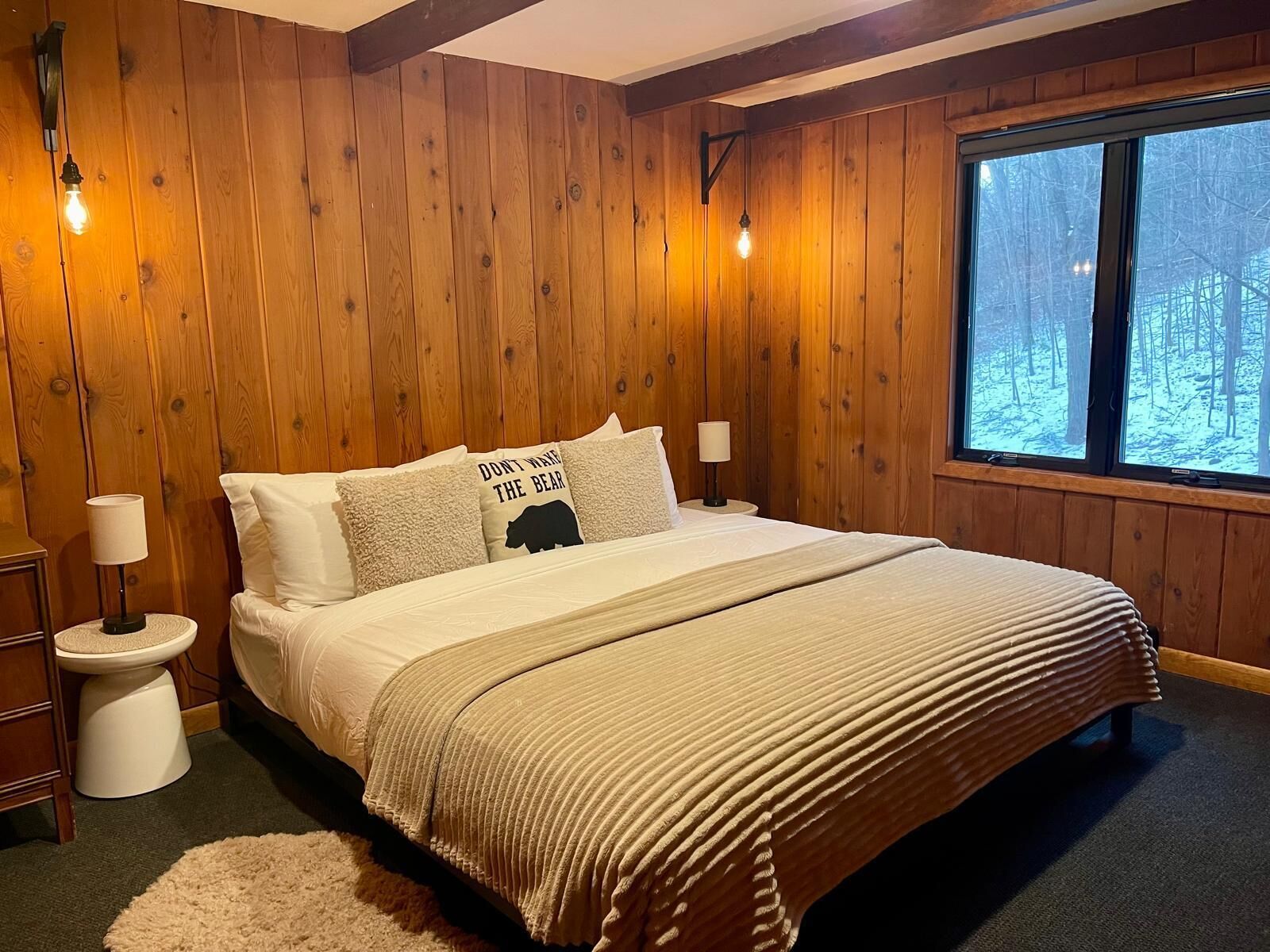 4 chambres, bureau, fer et planche à repasser, lit de bébé portatif