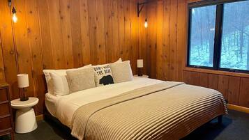 4 chambres, bureau, fer et planche à repasser, lit de bébé portatif