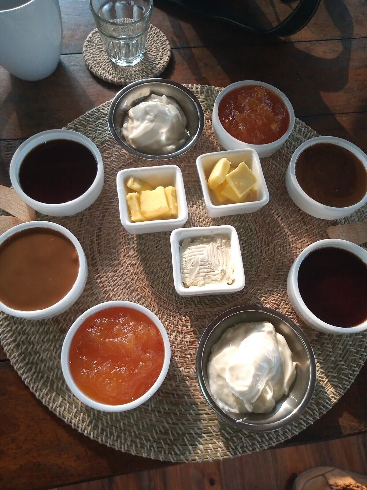 Una mesa con diferentes condimentos y salsas dispuestas en recipientes.