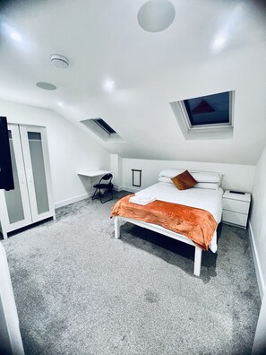 7 chambres, fer et planche à repasser, Wi-Fi, draps fournis