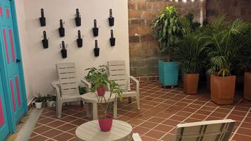 ๋งค์ผ ํ ๋ธ๋ ํผ์คํธ ๋ฌด๋ฃ ์์นจ ์์ฌ ํฌํจ