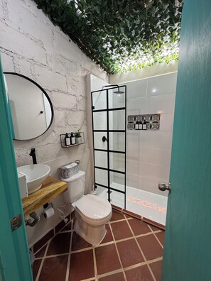 Kahden hengen tavanomainen huone | Kylpyhuone | Suihku, sadesuihkupää, pyyhkeet, saippua