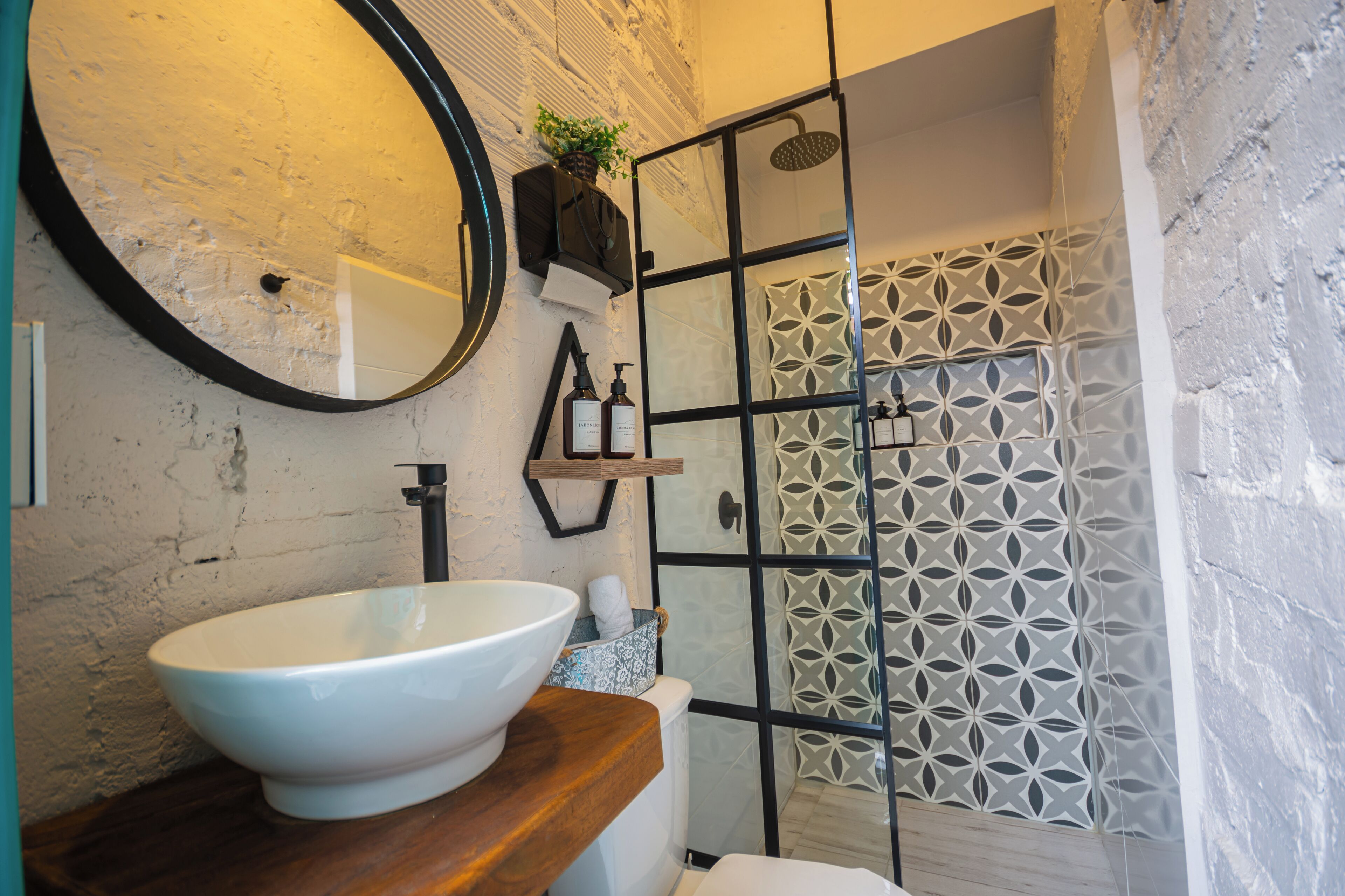 Ducha, cabezal de ducha tipo lluvia, toallas, jabón