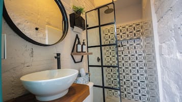 Ducha, cabezal de ducha tipo lluvia, toallas, jabón