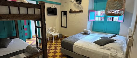 Chambre quadruple traditionnelle | Literie de qualité, accÚs au Wi-Fi (inclus), literie fournie