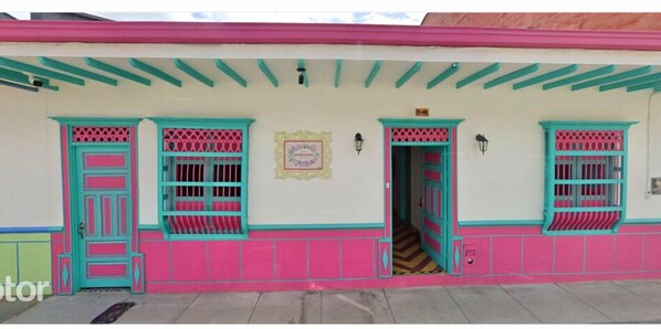 Fachada de la propiedad