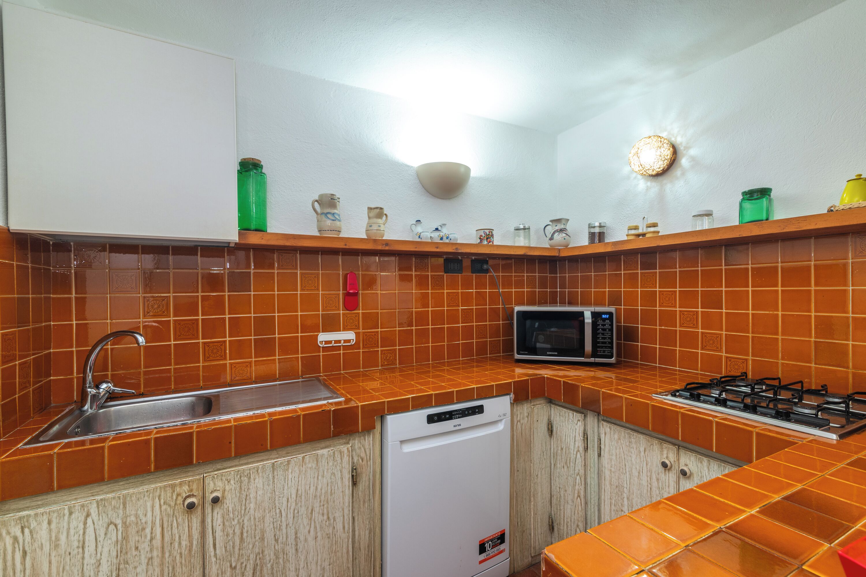 Réfrigérateur, micro-ondes, plaque de cuisson, lave-vaisselle