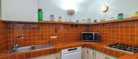 Réfrigérateur, micro-ondes, plaque de cuisson, lave-vaisselle