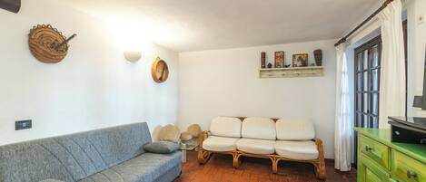 En 21-tommers Flatskjerm-TV med kabel-kanaler