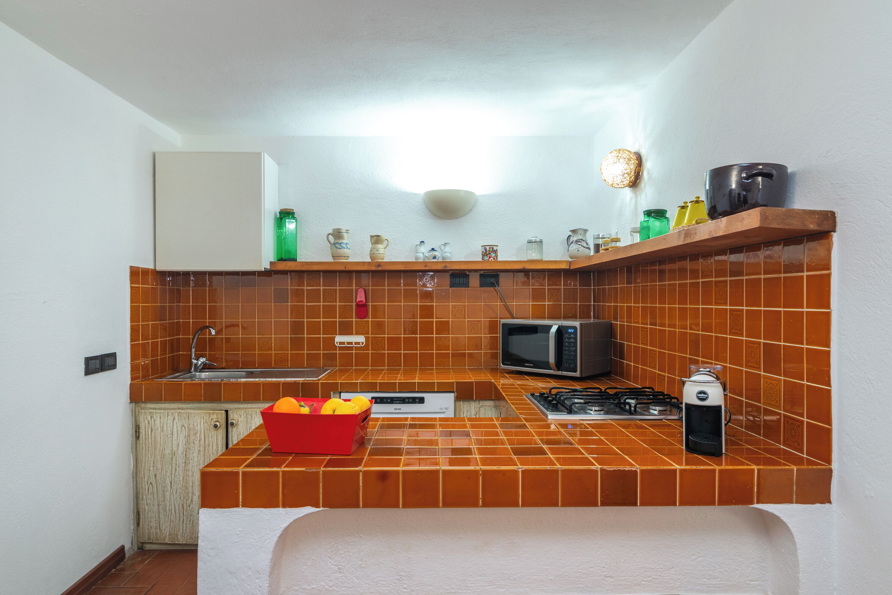 Réfrigérateur, micro-ondes, plaque de cuisson, lave-vaisselle