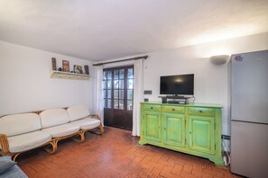 En 21-tommers Flatskjerm-TV med kabel-kanaler