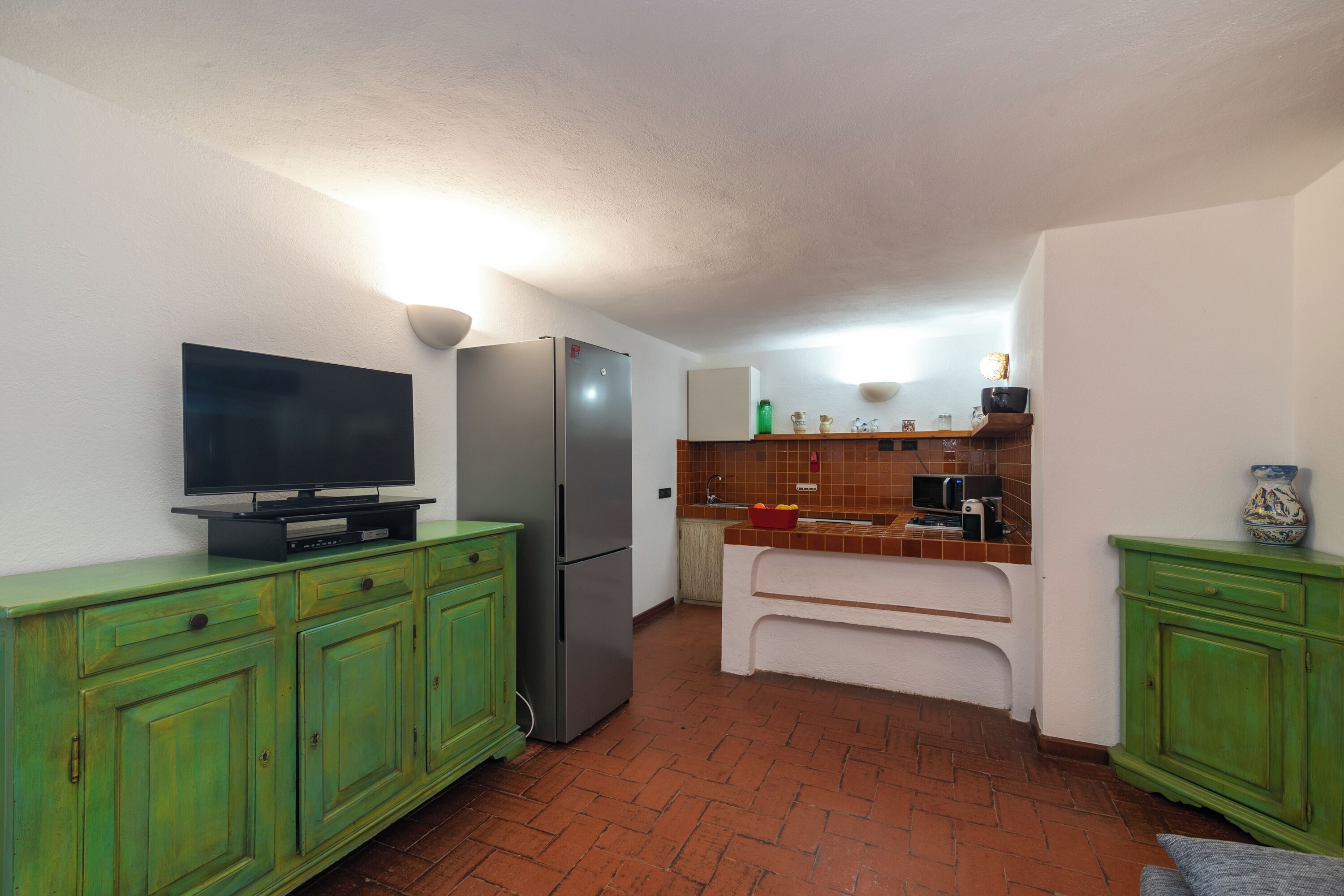 Jääkaappi, mikroaaltouuni, liesi, astianpesukone