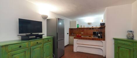 Jääkaappi, mikroaaltouuni, liesi, astianpesukone