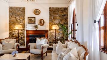 Älytelevisio, takka, kirjoja