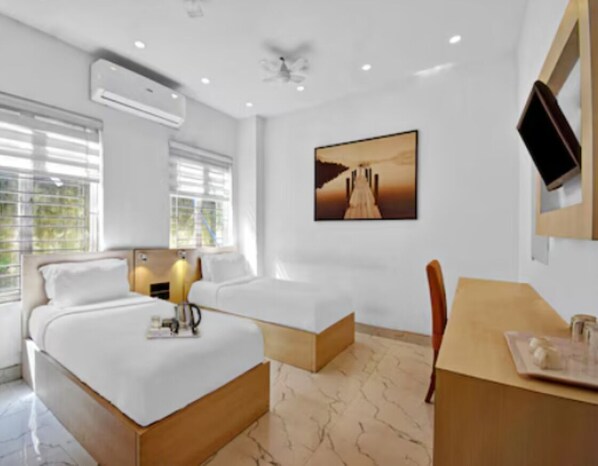 デスク、ベッドシーツ