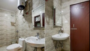 A bathroom with a toilet, sink, and shower. - Hotel Silver Stay By GRB (New Delhi)