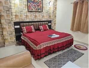 Family Room | Desk, bed sheets - Hotel Silver Stay By GRB (New Delhi)