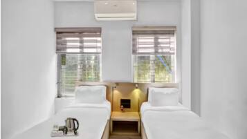 Superior Room | Desk, bed sheets