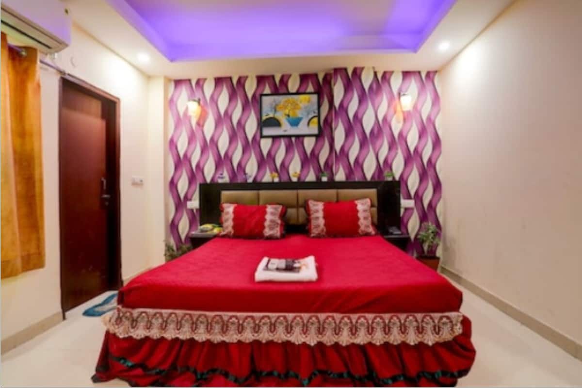 Family Room | Desk, bed sheets