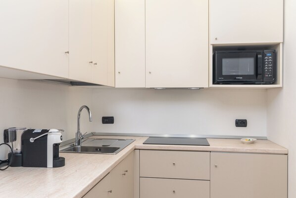 Fridge, microwave, stovetop, coffee/tea maker - Bilocale Golfo Aranci Aironi (Golfo Aranci)