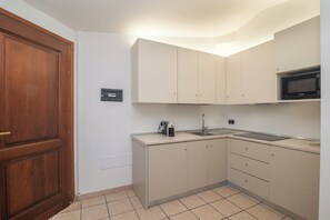 Kjøleskap, mikrobølgeovn, kokeplater og kaffetrakter/tekoker