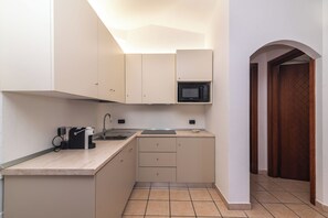 Kühlschrank, Mikrowelle, Herdplatte, Wasserkocher mit Kaffee-/Teezubehör