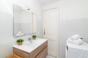Dusche, Bidet, Handtücher, Seife