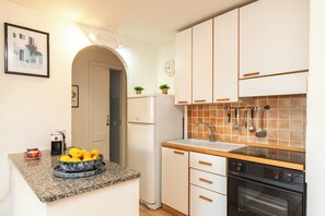 Kühlschrank, Ofen, Herdplatte, Kochgeschirr/Geschirr/Besteck