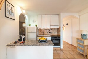 Frigorífico, horno, placa de cocina y utensilios de cocina