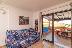 Familienapartment, Mehrere Schlafzimmer, 2 Bäder (Trilocale H Ginepro Sgombro) | Wohnbereich