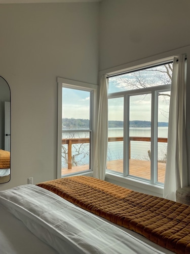 'The View on Grand' Epic Lake Views Modern Luxury