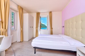 全景三人房, 湖景 | 高档床上用品、羽绒被、客房内保险箱、办公桌