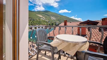 Doppia Exclusive, balcone, vista lago | Biancheria da letto di alta qualità, copriletto in piuma