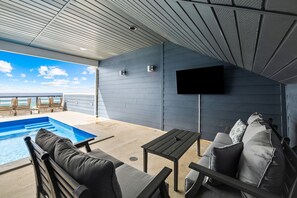 A heated pool - The Beachfront Haven|Private Beach Access|Gulf Front Villa with Rooftop Pool (Destin)